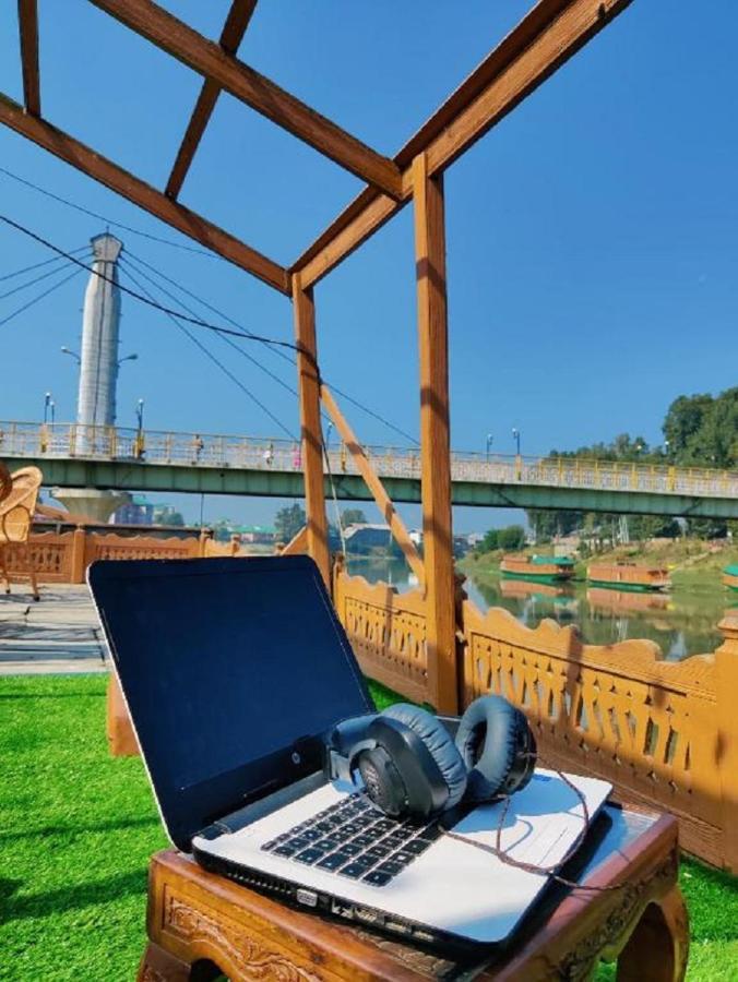 The Flostel Srinagar Ngoại thất bức ảnh